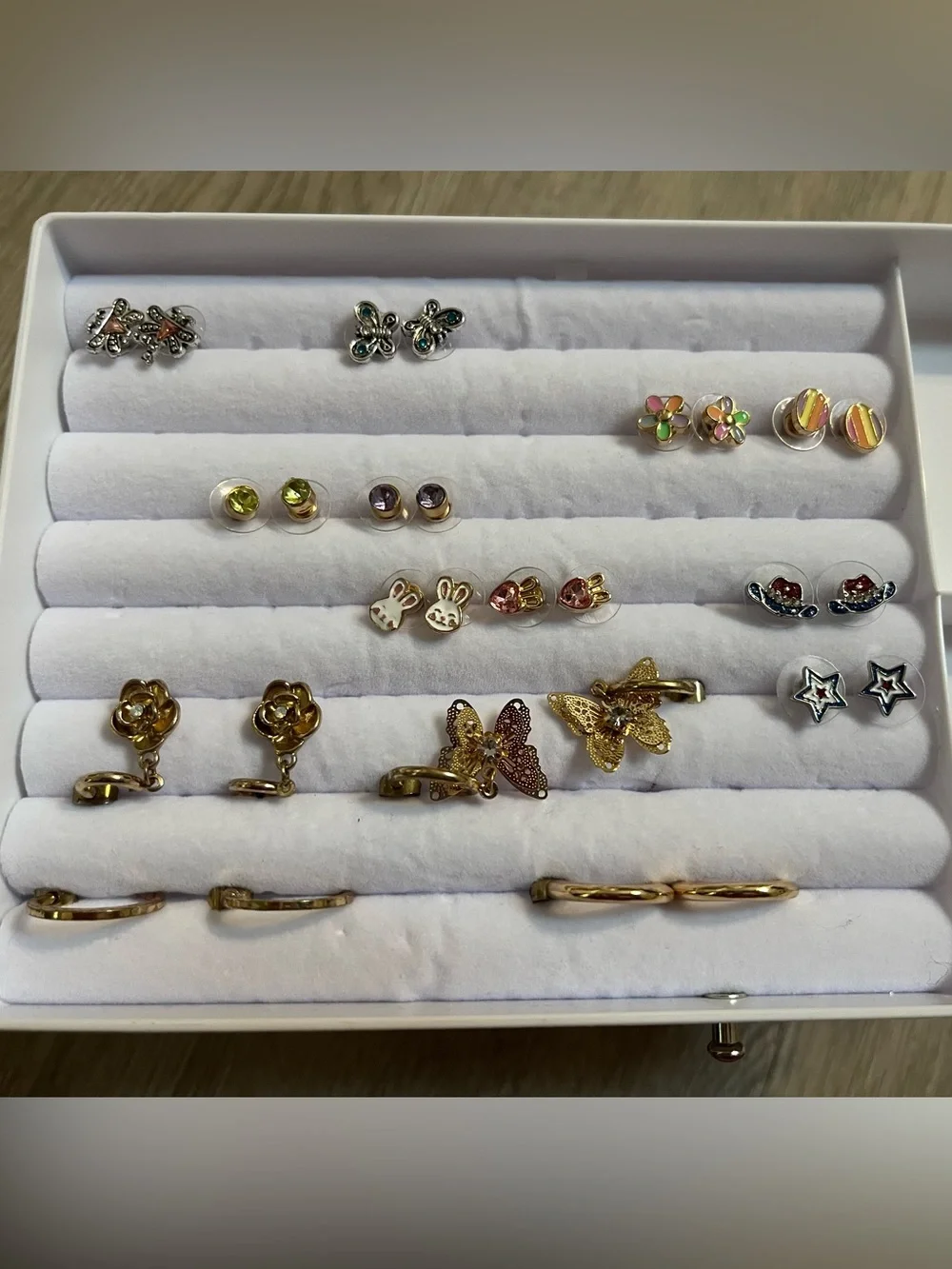 Girls' Jewelry Storage Box in White with 14 pairs of earrings included
